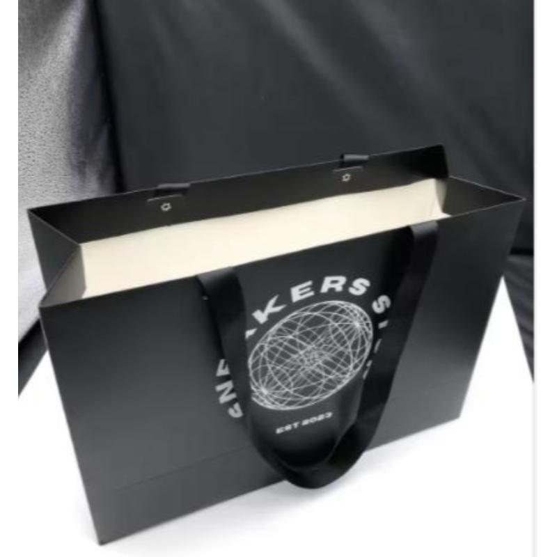 Пользовательский логотип Matt Black Paper Clothing упакована подарочная бумажная пакет для магазина роскошные бумажные пакеты с ленточной ручкой