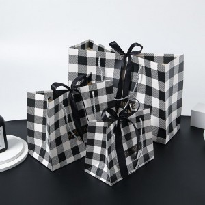 Шикарная подарочная сумка из крафт-бумаги в клетку