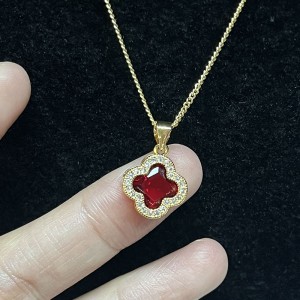 Лучистое рубиновое золото-Нажатое цветочное ожерелье с сверкающими чистыми акцентами