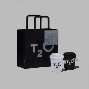 Яркий подарочный пакет роскошной бумаги